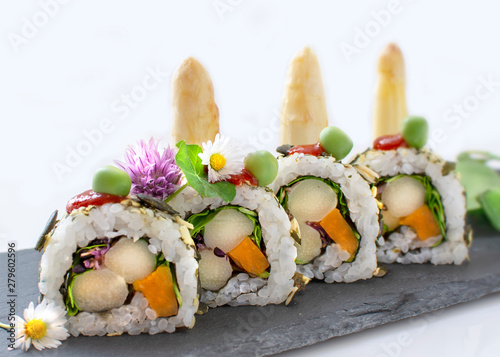 Sushi und sashimi regional und traditionell photo