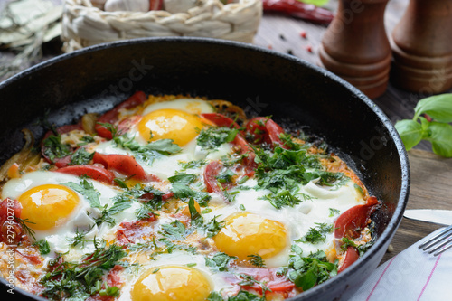 Canvastavla Freshly cooked fried eggs with tomatoes and vegetables in a frying pan for break