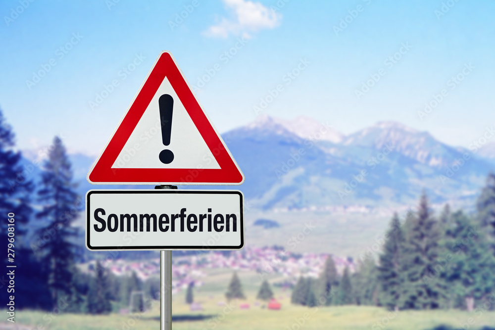 Sommerferien auf Achtung Schild mit Landschaft Sommerferien auf Achtung Schild mit Landschaft