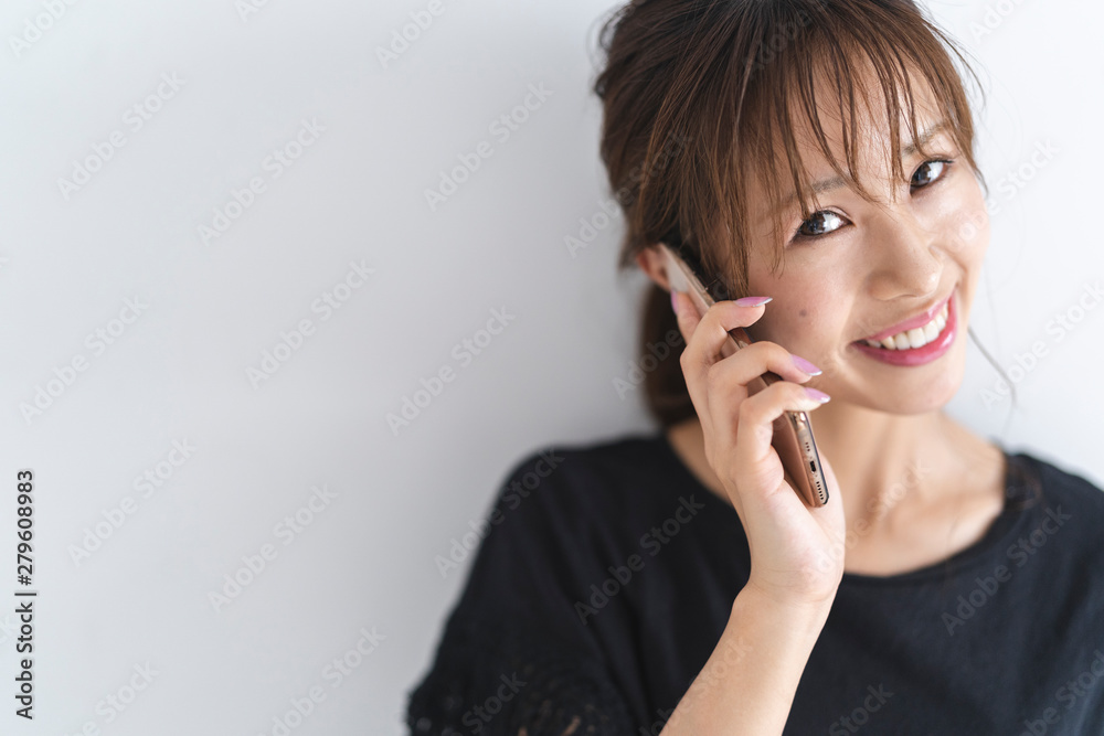スマートフォンを使う女性