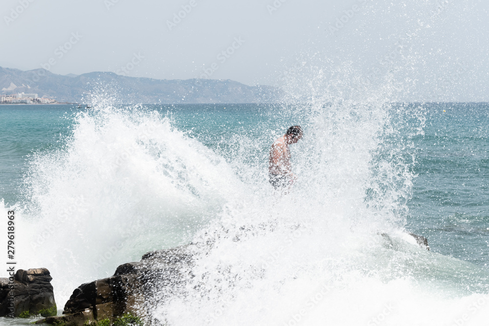 Naklejka premium Agua de mar chocando con rocas