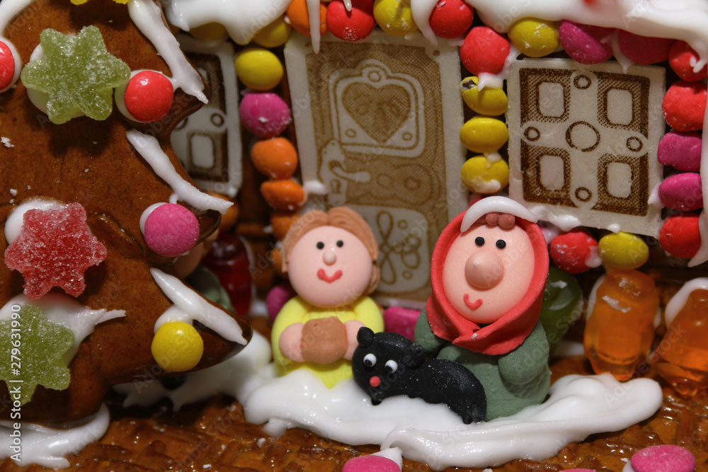 Lebkuchenhaus mit Zuckerguss Figuren und Gummibärchen