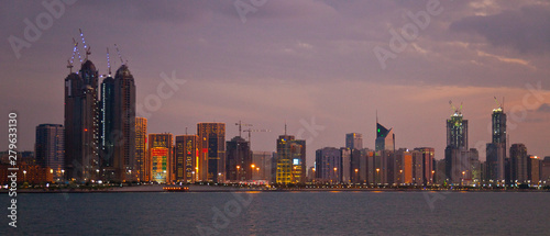 Crucero en el Emirato de Abu Dabhi, Emiratos Árabes Unidos, Golfo Pérsico photo