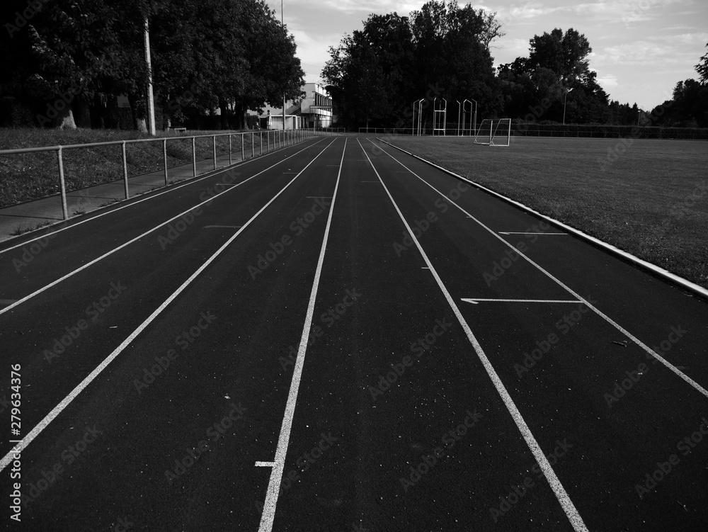 Laufbahn im Laupheimer Stadion schwarz-weiß Laufbahn im Laupheimer Stadion schwarz-weiß