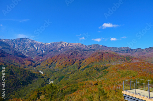 中部山岳国立公園。白馬マウンテンハーバーより北アルプス、白馬岳を望む。長野 日本。10月下旬。