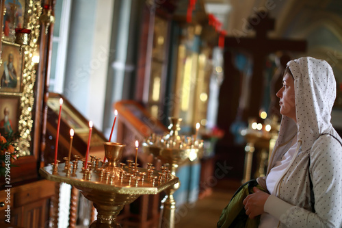 Fotografie, Obraz Woman in russian orthodox church