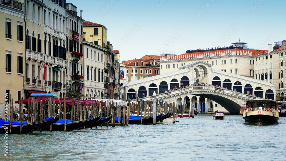 Rialtobrücke überspannt den lebhaften Canal Grand in Venedig