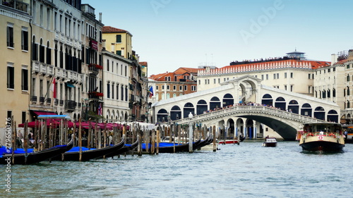 Rialtobrücke überspannt den lebhaften Canal Grand in Venedig © globetrotter1