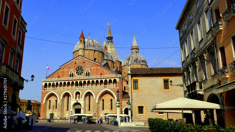 Vorderansicht auf Basilika des Heiligen Antonius in Padua vor blauem Himmel
