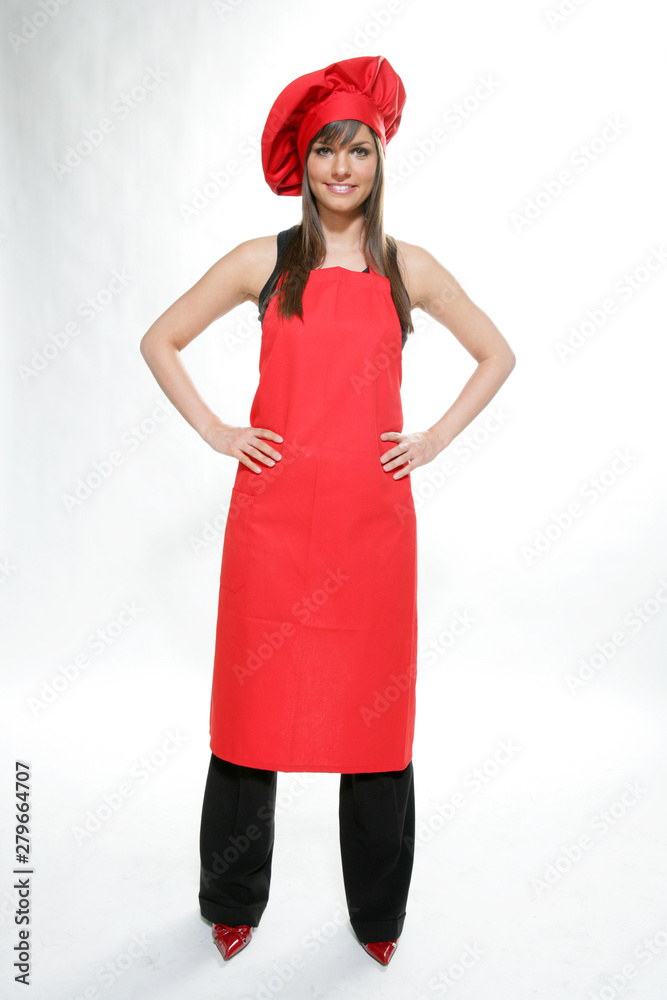 Jeune femme brune faisant la cuisine Jeune femme brune faisant la cuisine
