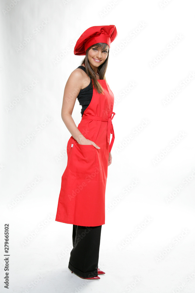 Jeune femme brune faisant la cuisine Jeune femme brune faisant la cuisine