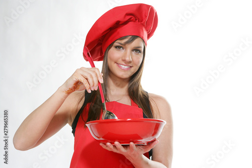 Jeune femme brune faisant la cuisine photo