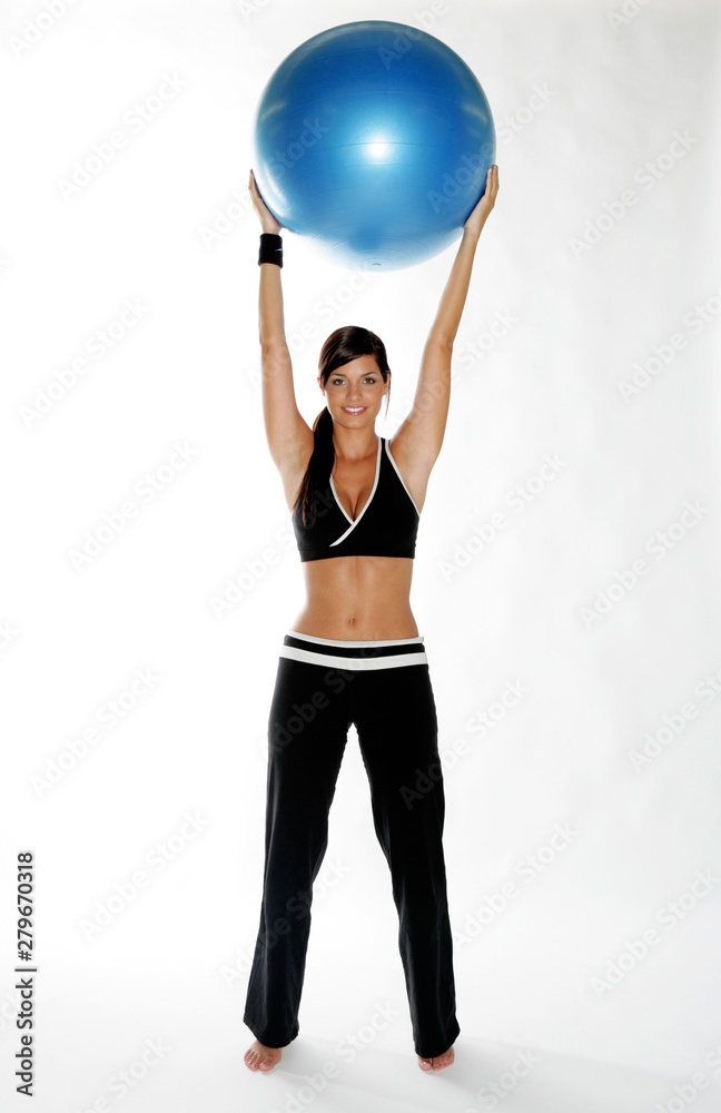 Jeune femme brune faisant du sport avec un swiss ball Jeune femme brune faisant du sport avec un swiss ball