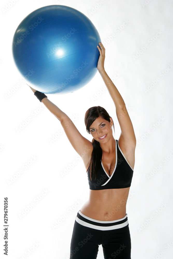 Jeune femme brune faisant du sport avec un swiss ball