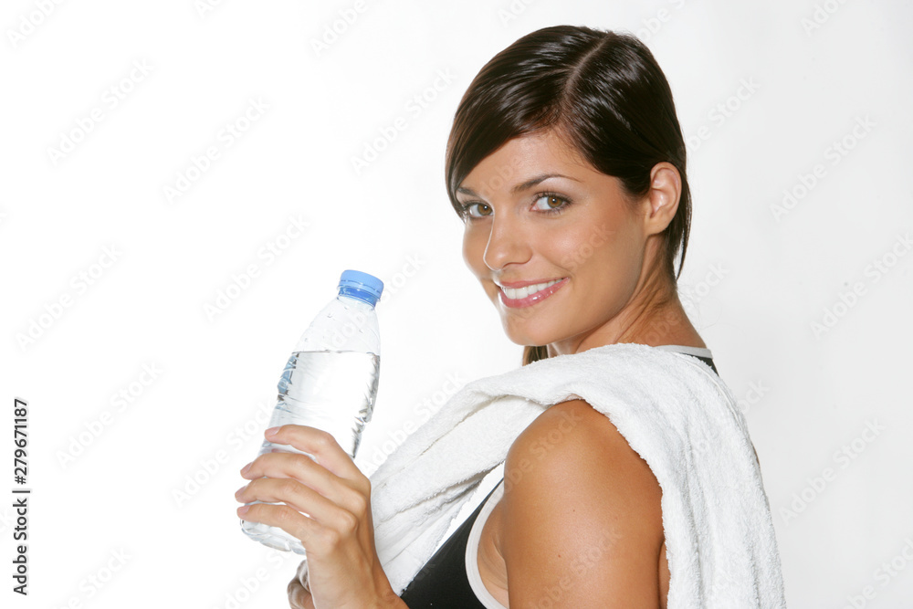 Jeune femme brune buvant en faisant du fitness Jeune femme brune buvant en faisant du fitness