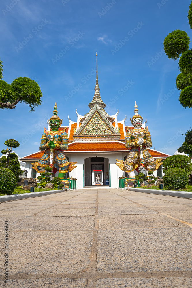 Naklejka premium Bangkok, Tajlandia w Wat Arun Temple, Giant Statue strzegąc wejścia do świątyni, Bangkok, Tajlandia. na zachodnim brzegu rzeki Chao Phraya Thonburi.