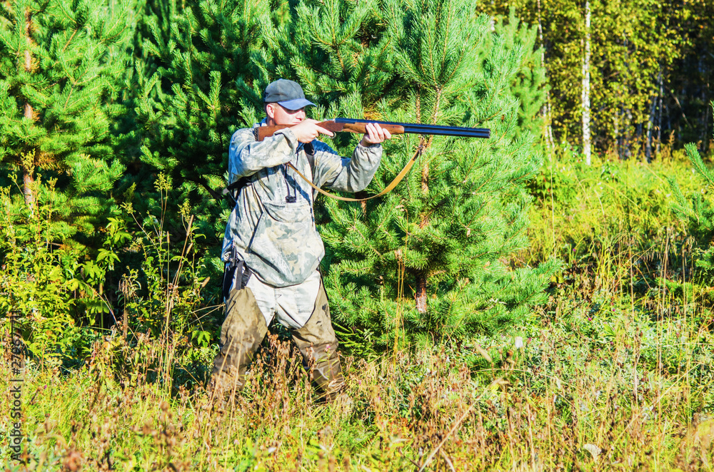 Naklejka premium Hunter in the summer forest