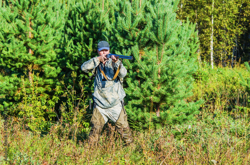 Naklejka premium Hunter in the summer forest