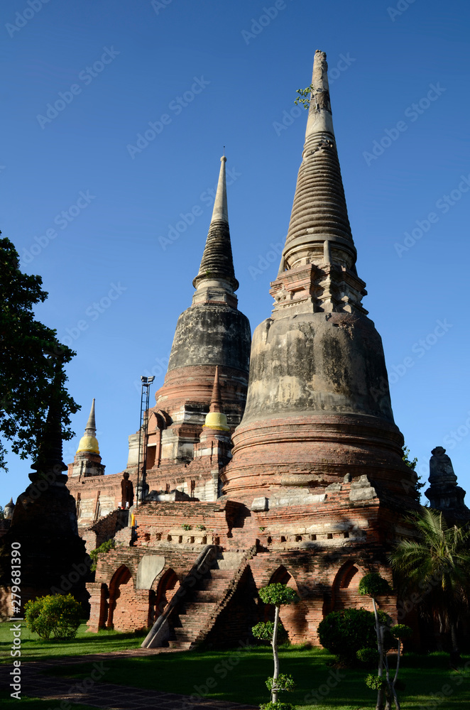 Fototapeta premium histrosiche Tempel und Buddha Statuen in Ayutthaya, Thailand