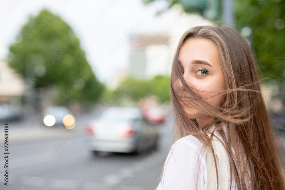 Fototapeta premium sweet girl in a city 