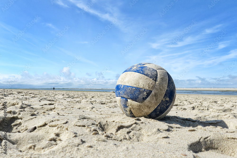 Volleyball liegt an einem Strand