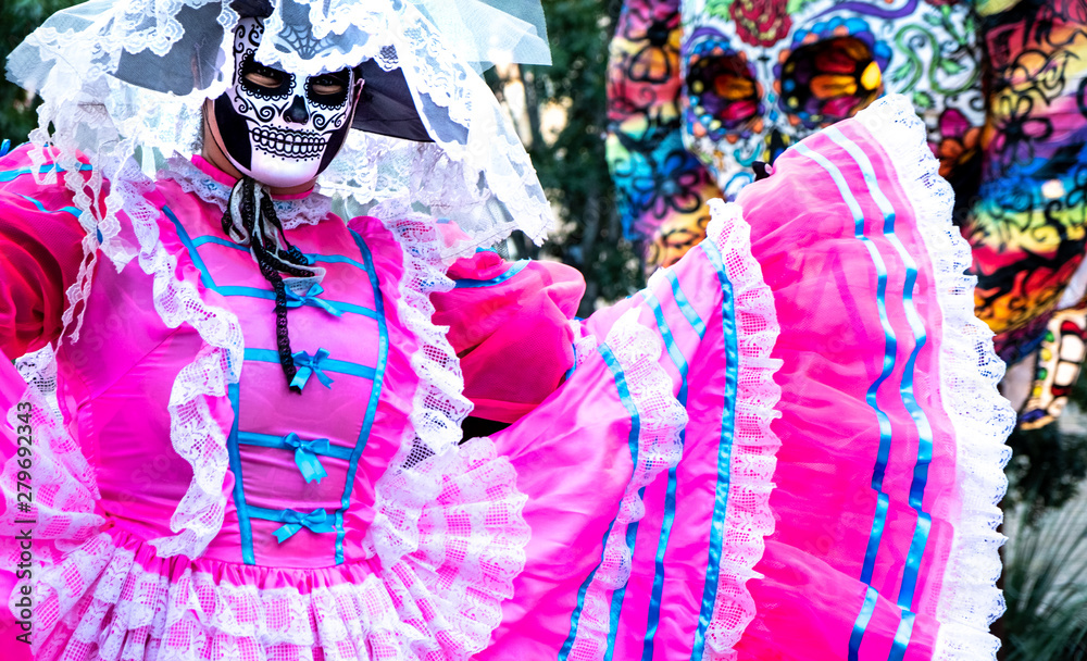 Woman wears sugar skull mask and bright pink Jalisco dress in celebration  of Dia de los Muertos / Day of the Dead Stock 写真 | Adobe Stock