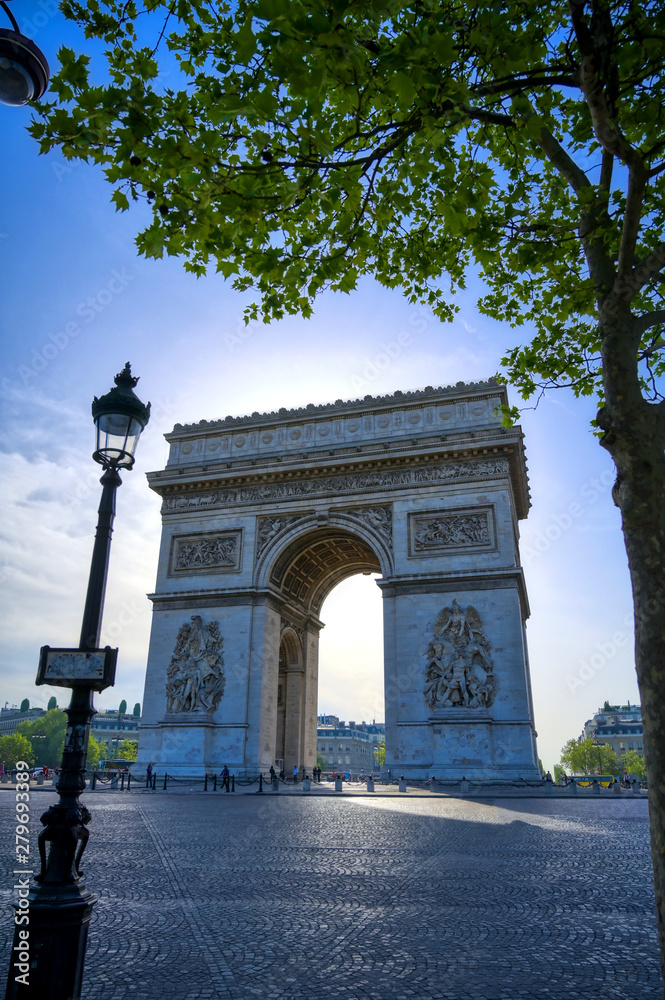 Fototapeta premium A view of the Arc de Triomphe located in Paris, France.