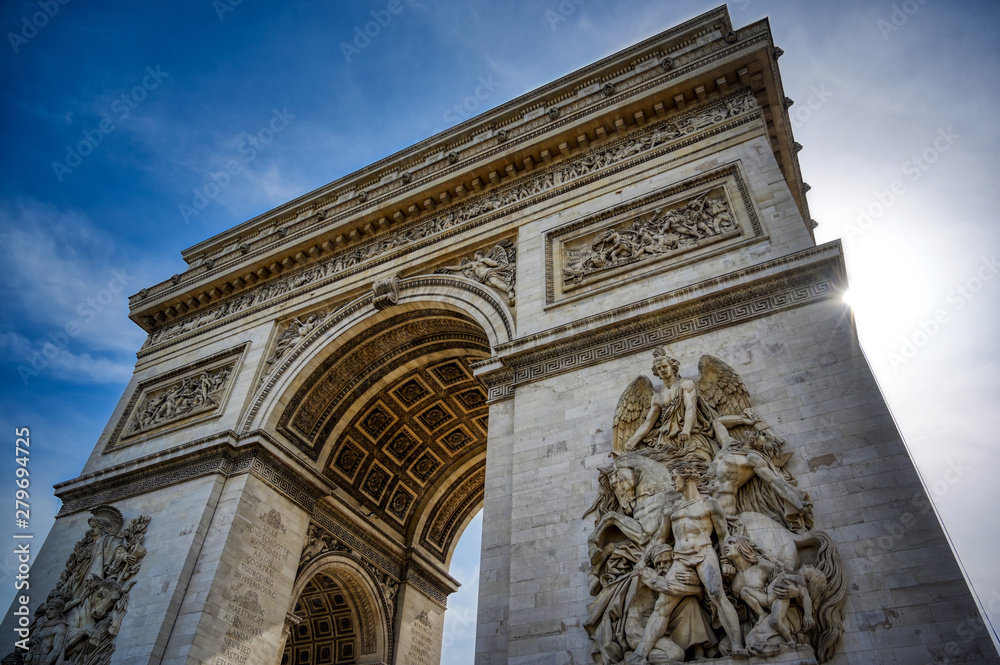 Fototapeta premium A view of the Arc de Triomphe located in Paris, France.