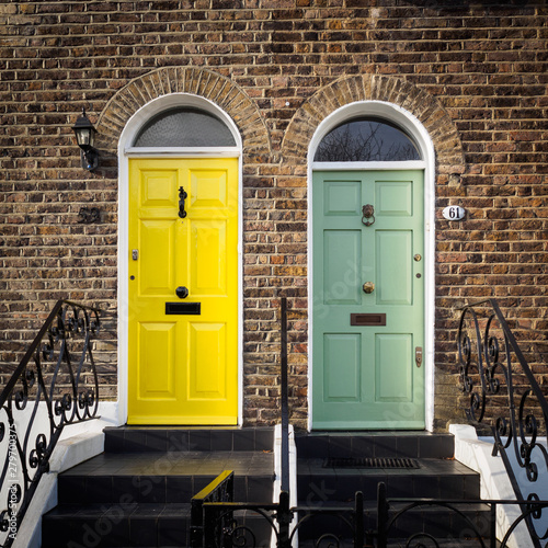 Canvas Print Yellow and green doors of a terrace Georgian house in London (UK)
