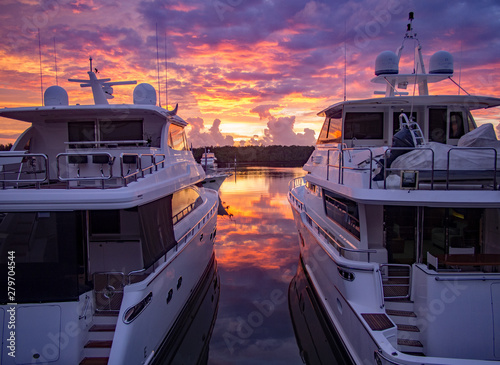 Obraz na płótnie Marina bay with too large luxury boats at dusk with colourful sky w salonie