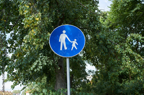 znak drogoway na tle liści drzew