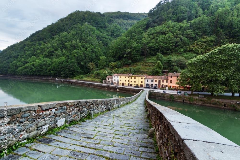 Ponte del Diavolo in Borgo a Mozzano (Tuscany, Italy) Ponte del Diavolo in Borgo a Mozzano (Tuscany, Italy)