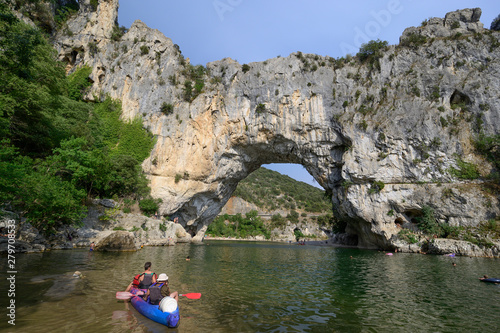 Arche naturelle enjambant l'Ardèche, France