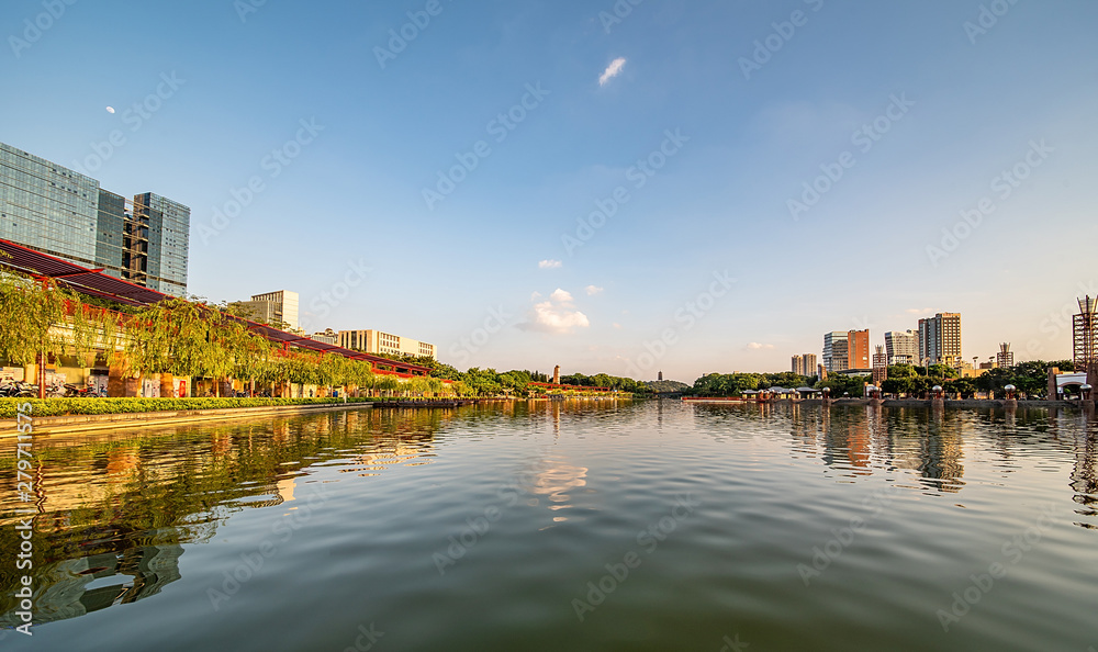 Obraz premium Scenery of Qiandeng Lake Park in the sunset at dusk in Nanhai District, Foshan City, Guangdong Province, China