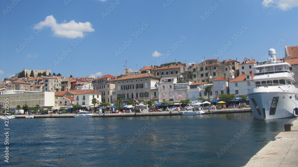 Croazia, Sebenico - una vista pittoresca del molo del porto.