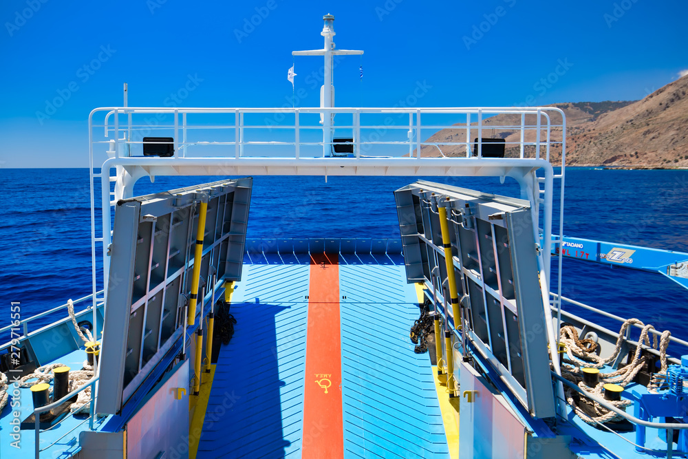 Naklejka premium ship in sea