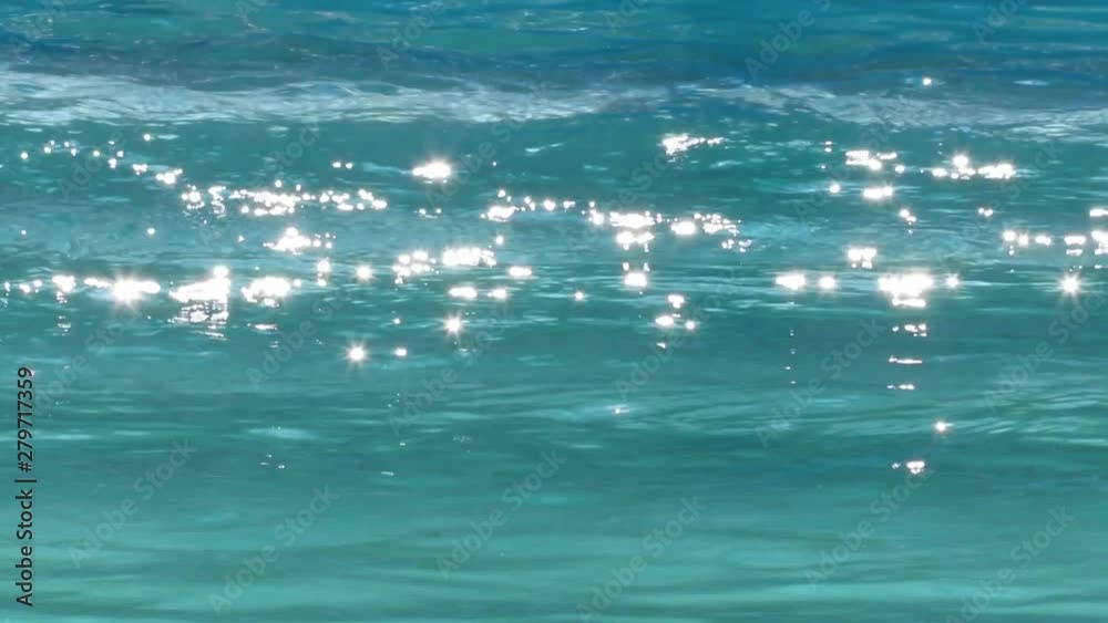 Água em movimento e reflexo do sol