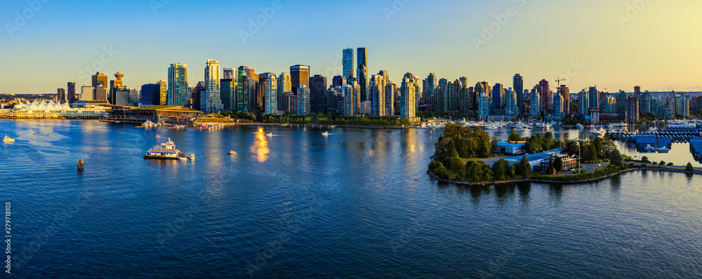Fototapeta premium Panoramiczny widok na miasto Vancouver o zachodzie słońca