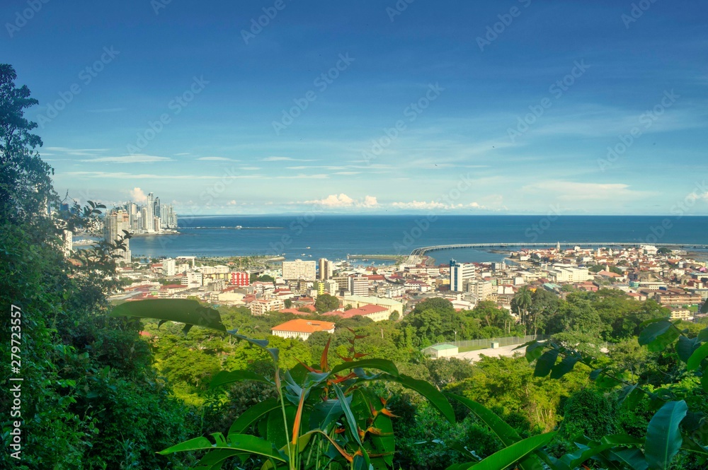 Rascacielos de la ciudad de Panamá vistos desde el cerro Ancón. Vista de la ciudad de Panamá desde el cerro Ancón. Agua y rascacielos en el horizonte. Hermoso cielo azul despejado