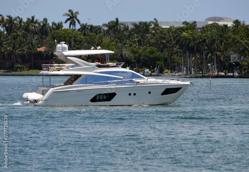 Highland cabin cruiser on the Florida Intra-Coastal Waterway off Miami Beach. © Wimbledon