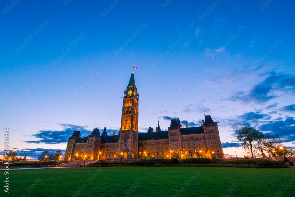 Naklejka premium Canada parliament building and centennial flame fountain in Ottawa during blue hour