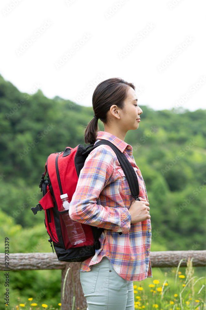 ハイキングをする女性