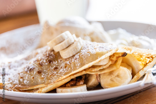 Εκτύπωση καμβά Walnuts and sliced bananas crepe