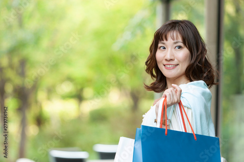 ショッピングバッグを持つ笑顔の女性