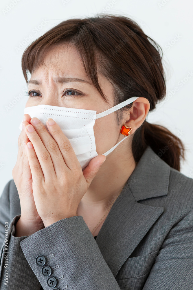 咳き込むビジネスウーマン