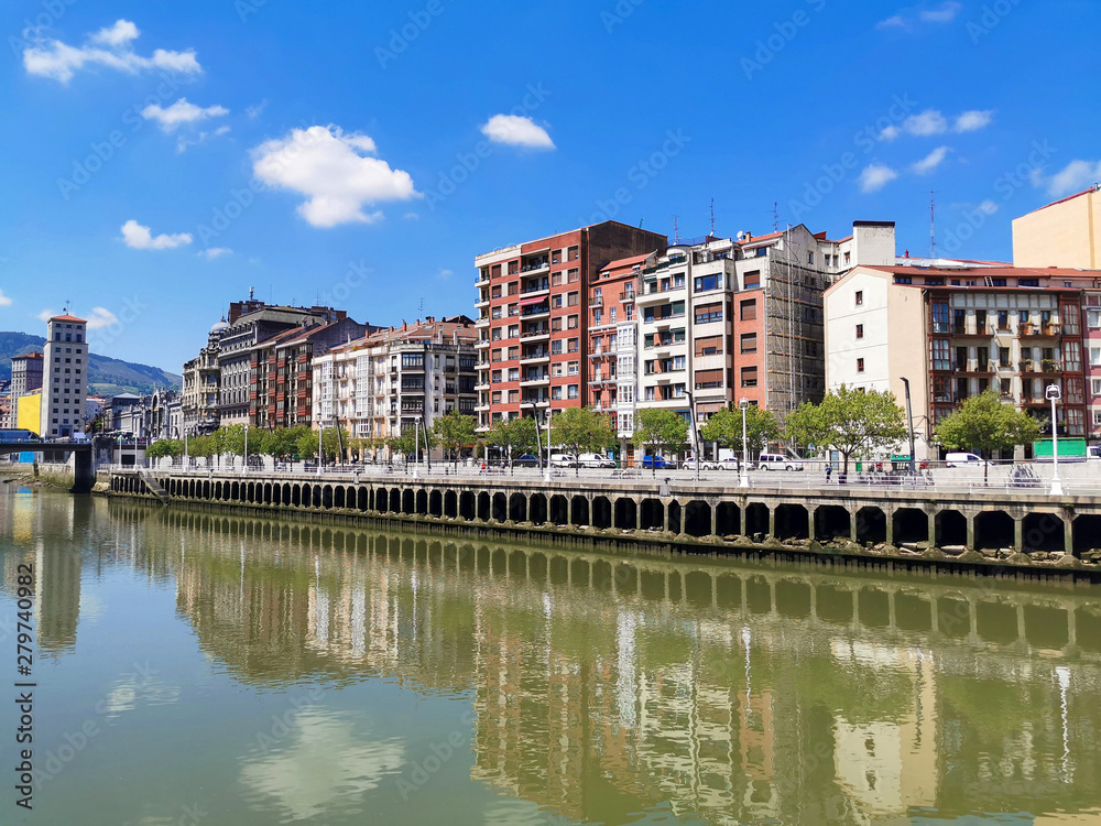 Márgen u orilla izquierda de la Ría de Bilbao, Muelle de  Ripa con el Puente del Arenal al fondo