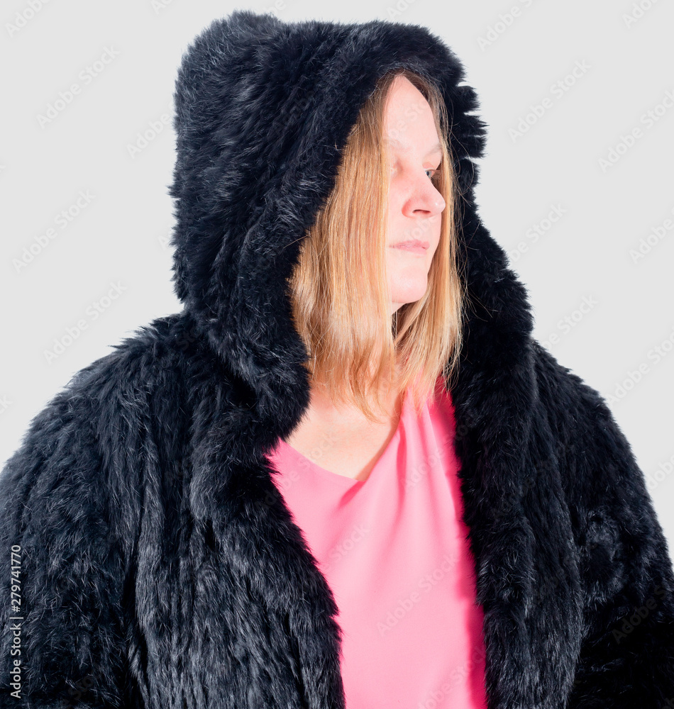 Weibliches Model trägt eine Pelzjacke Weibliches Model trägt eine Pelzjacke