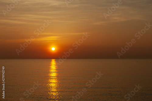 夕日と海