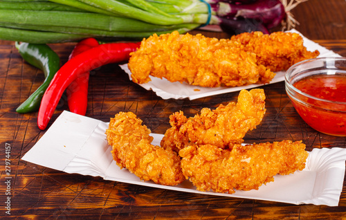 Stripsy z kurzaczka. Pikantne kotleciki drobiowe. Krczak w panierce. Fast food. Idealny posilek na piknik.