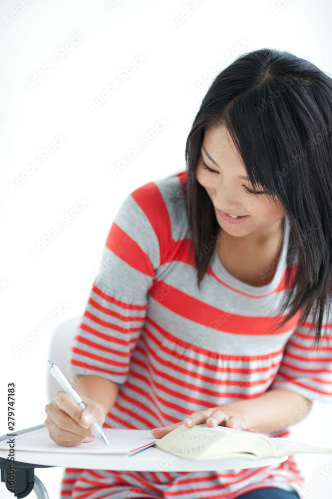 勉強している女性 勉強している女性